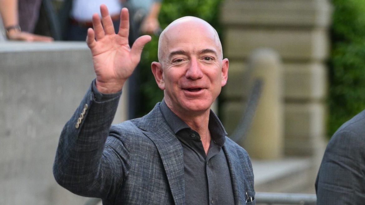 Jeff Bezos Steps Down as Amazon CEO Jeff Bezos Steps Down as Amazon CEO